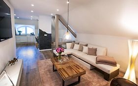 Apartment Adele im Dachgeschoß einer stilvollen Villa